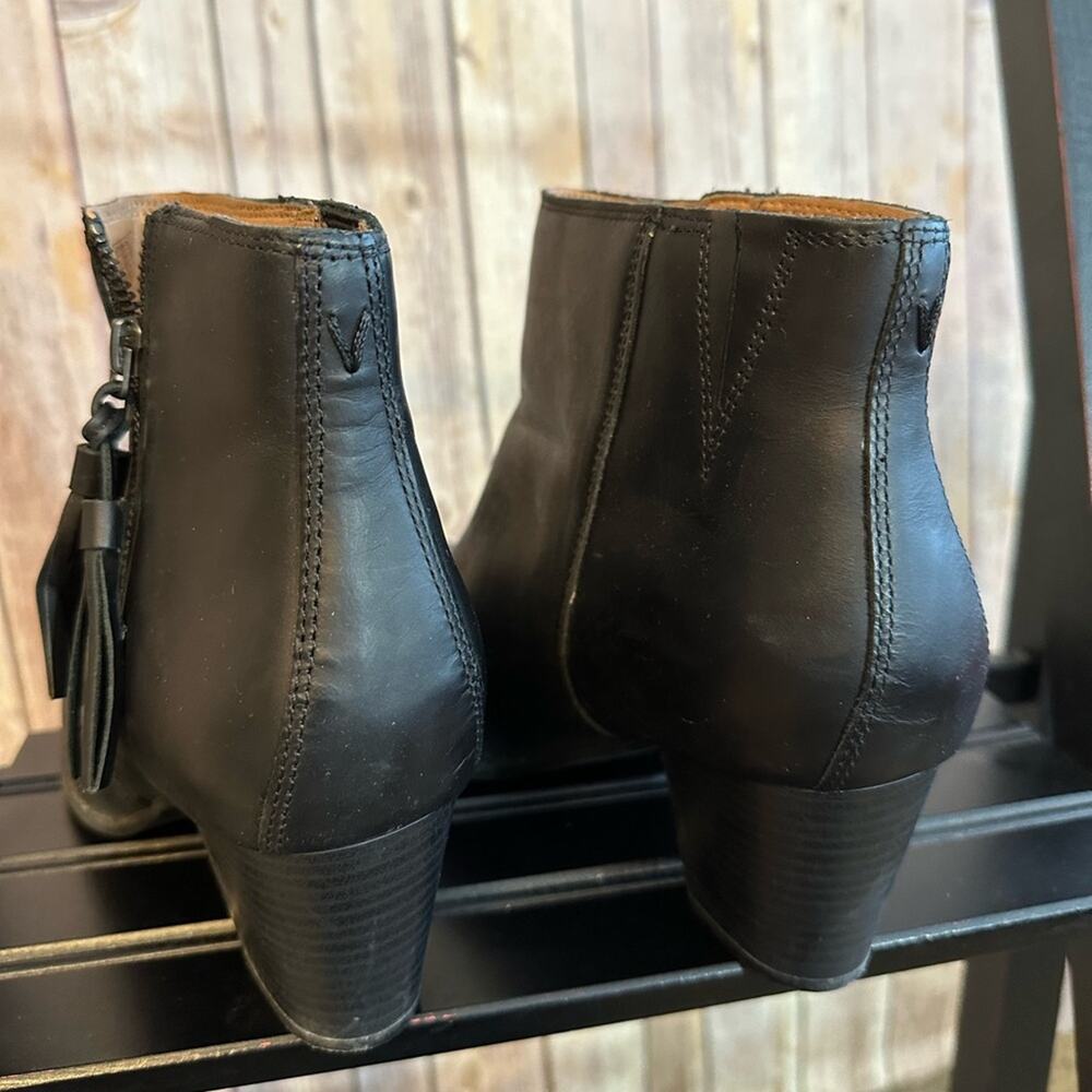Vionic size 8 1/2 heeled boots women’s, black - Picture 3 of 7